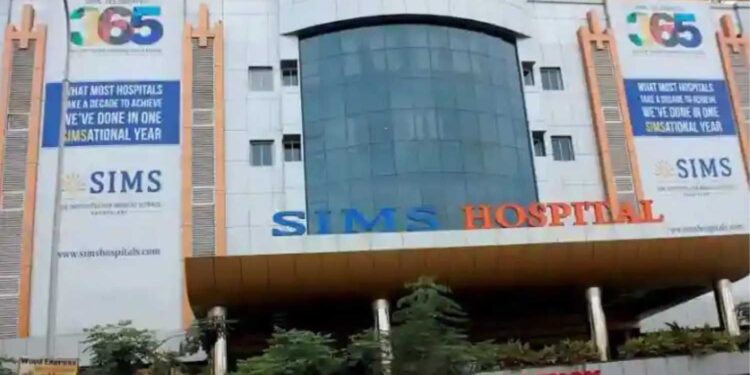 சிம்ஸ் மருத்துவமனையில் 61 வயதுடைய முதியோருக்கு ஒரே நேரத்தில் இரு வேறு அறுவை சிகிச்சை செய்து சாதனை!