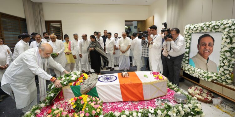 விஜய் ரூபானி உடலுக்கு அமித்ஷா அஞ்சலி: அகமதாபாத் விமான விபத்தில் உயிரிழந்த முன்னாள் முதலமைச்சர்!