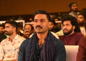 ரூ.1 கோடி சம்பாதித்தால் ரூ.2 கோடிக்குப் பிரச்சினை: தனுஷின் உருக்கமான பேச்சு!