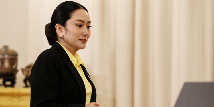 தாய்லாந்து பிரதமர் ஷினாவத்ராவின் ஃபோன் உரையாடல் கசிவு: ஆட்சிக்கு ஆபத்து!