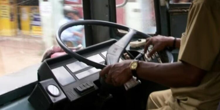 சுற்றுலா அழைத்து வந்த பேருந்துக்கு ஓட்டுனர் மாரடைப்பு