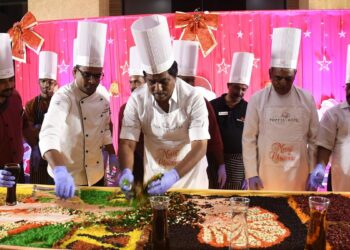 நட்சத்திர விடுதியில் பிரமாண்ட கிறிஸ்துமஸ் கேக்