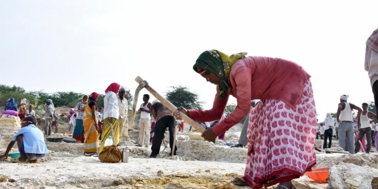 100 நாள் திட்டத்திற்கு மாற்றாக புதிய மசோதா அறிமுகம்